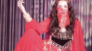 Dilireba mengenakan kerudung dan menari tarian Xinjiang. Datang dan saksikan pertunjukan panggung in