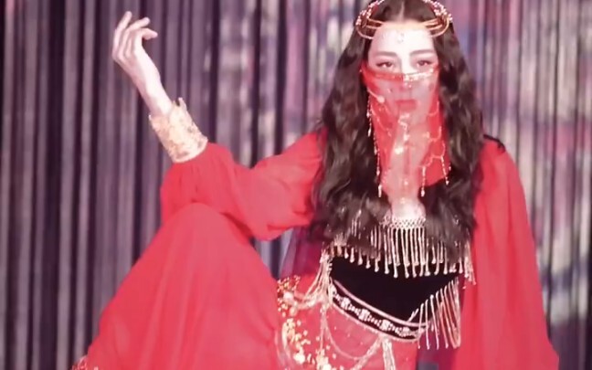 迪丽热巴戴着面纱跳新疆舞快来回顾民族风情大美女的精彩舞台表演