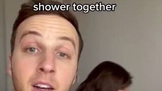 Chàng trai nước ngoài giải thích lý do không được tắm chung với vợ?