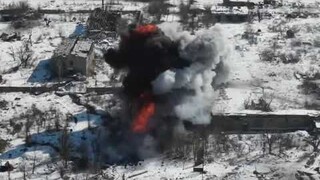 Die Explosion des T-80-Panzers auf einer Mine wurde von einer Drohne gefilmt