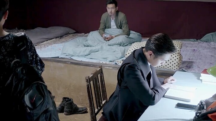 The funny daily life of the three crime-solving experts. Can they really solve the case together?