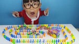 Ozawa and Ultraman Taro and Bella play with dominoes, a small train toy. The small train can row dom