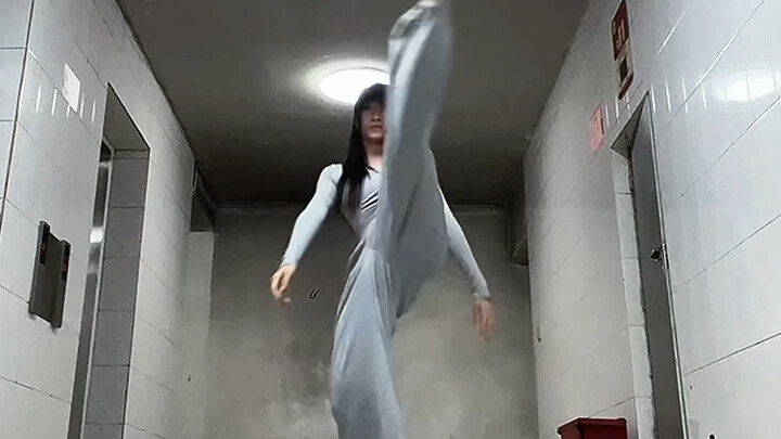 这腿踢的也太流畅了吧