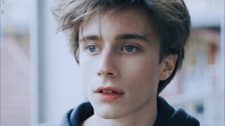 [French skam] Poke Ye's for him is so very suitable for skam . เวอร์ชั่นภาษาฝรั่งเศส