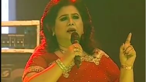 Runa Laila singing a song-Dama Dam Mast Qalandar