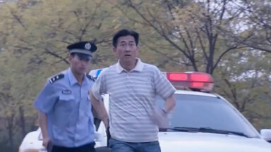 警察发现摩托车不对劲，疯狂追捕，打开麻袋瞬间惊呆