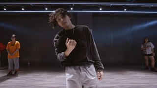 แฟนหนุ่มสไตล์อ่อนโยนประจำฤดูใบไม้ร่วงของคุณ ลองดูท่าเต้นของ "comthru" สิ