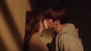 The girl was blocked in the corner by the boy, and the boy couldn't help kissing her~