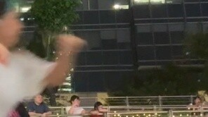 Ketika ibu Jepang merekam dengan mantap dan bertemu dengan tarian acak, dia mengangkat tangan ke ata
