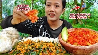 MAKAN URAP DAUN SINGKONG TELUR GEPREK EXTRA PEDAS Lalapan Mentah#mukbanglalapan#menundeso#asmr