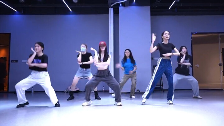 When you can’t dance at all but try to fit into kpop class