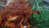 Gà xào cay (Dak galbi) , Lòng lợn xào rau (Gopchang) - Món ăn đường phố Hàn Quốc