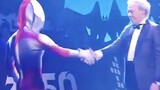 Adegan Ultraman dan pertemuan tubuh manusia, air mata langsung