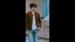 Park Hyun-sik Attitudes after he remove his shoes at the airport
