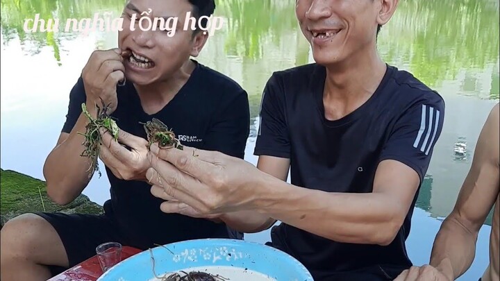 lê toàn đinh xuân thưởng thức món gỏi cua đồng.