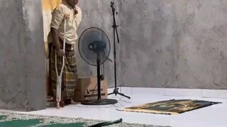 sedih... kakek ini pincang tapi tetep sholat