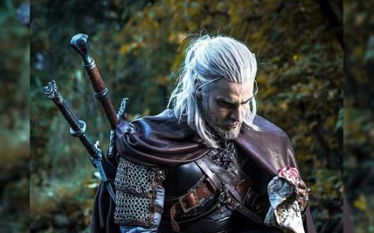 Dia dari utara, dengan rambut putih dan mata emas, pedang perak dan armor besi [The Witcher 3/GMV/Mi