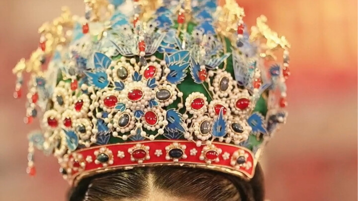Tôi đã đội Vương miện Phượng hoàng thời nhà Minh đi khắp nửa vòng trái đất. Khi phong cách dân tộc l