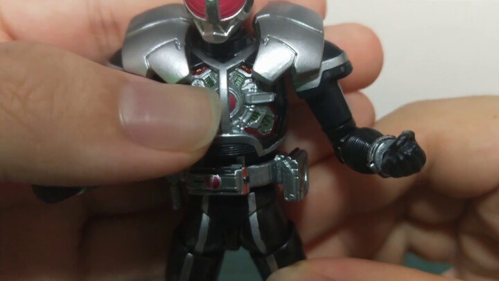 ไม่กี่สิบเหรียญแล้วยังเคลื่อนย้ายได้สะดวกเหรอ? SHF เวอร์ชันย่อส่วนใช่ไหม? รุ่นเดียวกันแต่สีต่างกันก็