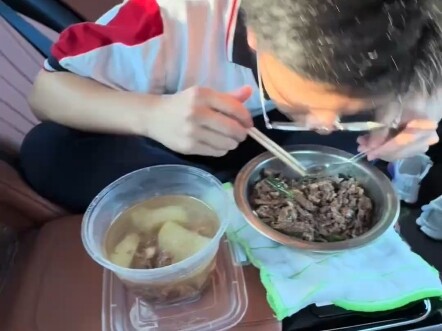 The young master insisted on living in the school to experience life, and his parents fed him on tim