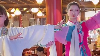 Lihatlah betapa bahagianya mereka menari😃