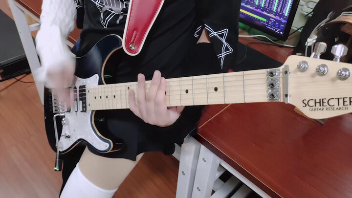 A girl covered Roselia's "R" with electric guitar
