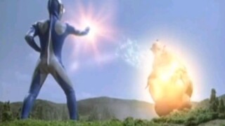 【Ultraman Cosmos】Ultraman famous scene of dribbling the ball into someone