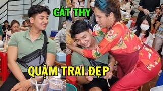 DIVA Cát Thy quặm Trai đẹp mua bánh tráng trộn - Ẩm thực Cha Rồng