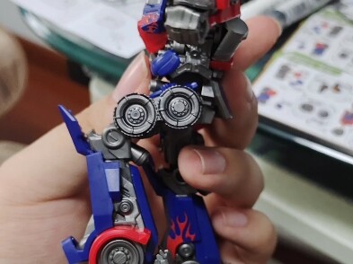 Bruco Optimus Prime, the shape is OK after installing the outer armor, but it is not quite good enou