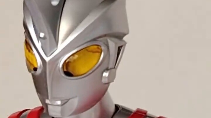 Ini tidak autentik atau cantik, tapi murah! Spektrum Ace Ultraman