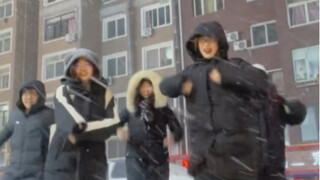 Dancing the first snow with friends in the blizzard in the north｜EXO first snow challenge