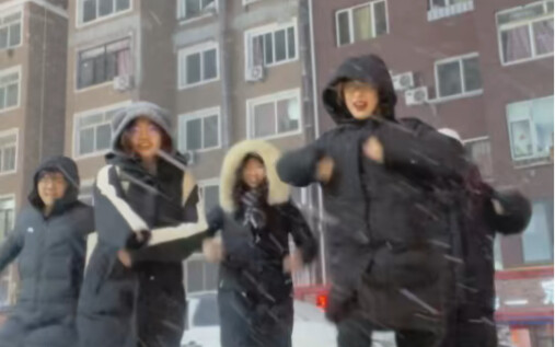 เต้นรำท่ามกลางพายุหิมะทางเหนือกับเพื่อน ๆ ในหิมะแรก |. EXO First Snow Challenge