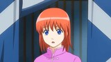 Cảnh hài hước trong Gintama: Cô gái trốn trong gương phòng tắm và nhìn lén nhưng nhận được phần thưở