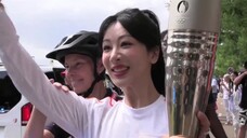Yang Zi ผ่านคบเพลิงโอลิมปิกในเมือง Chaumont ประเทศฝรั่งเศส เธอวิ่งเร็วเกินไปและถูกขอให้ชะลอความเร็วล