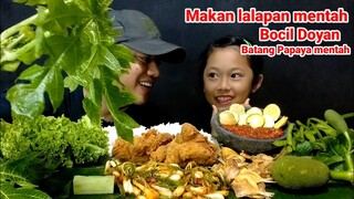 MAKAN LALAPAN BATANG PAPAYA MENTAH JENGKOL MENTAH IKAN ASIN SAMBAL TERASI AYAM GORENG #mukbang #asmr