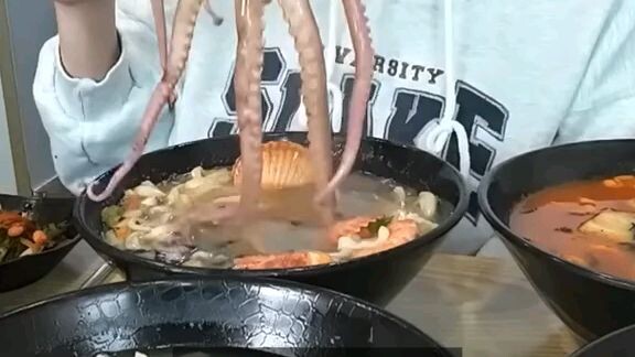 Tzuyang Mukbang mie seafood in korea