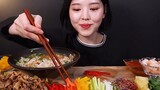 Xem chị gái Hàn Mukang Phở + Gỏi Cuốn Việt | Korean girls eating Pho and Vietnamese Spring Roll