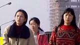 Sutradara mengikuti dan memfilmkan kehidupan perjuangan terus-menerus masyarakat Tiongkok selama 16 