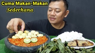 MAKAN IKAN ASIN GORENG SAMBAL TERASI PEDAS LALAPAN JENGKOL MUDA MENTAH DAUN SINGKONG REBUS NIKMAT,