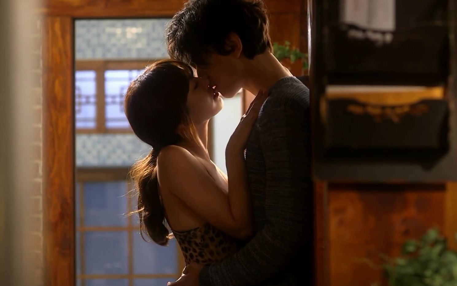 Song Joong Ki & Shin Hyun Been Kiss 😘 | Viu Original, Reborn Rich - YouTube