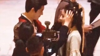 ผู้กำกับ Qin Zhen ดึงมือของ Duan Xu ลง~ Duan Xu และผู้กำกับดึงผมของ He Simu ของเราเข้าด้วยกัน~ (บางท