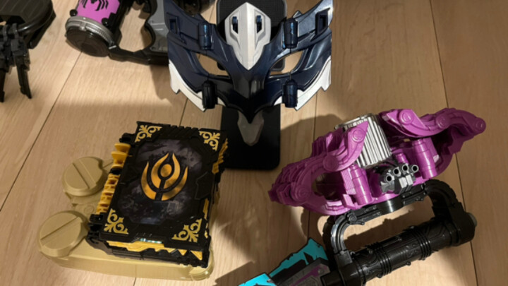 Saat koki tokusatsu mengumpulkan properti DX dari karakter favorit di tiga lingkaran