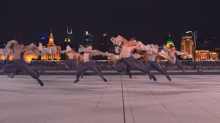 [4K] เราใช้ Shanghai Bund ทั้งหมดเป็นพื้นหลังในการแสดงปลอกแขนกังฟู ชาวต่างชาติก็ตกตะลึง