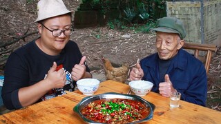 川渝名菜“肥肠鸡”教程来了，肥肠入味，鸡肉软烂，太解馋了