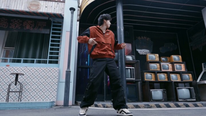 好纯正的街舞啊！！因为这小子真在大街上跳舞！！