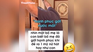 Bố mẹ hạnh phúc gớt nước mắt