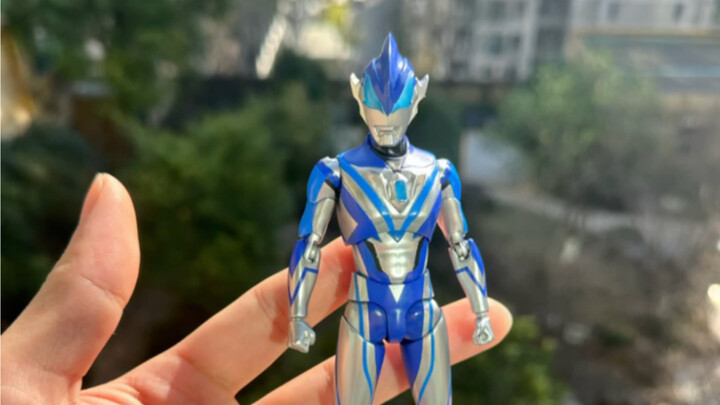 Self-modified Ultraman Geed's agile form display