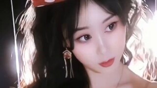Anh thầm ước một điều, hy vọng ông già Noel sẽ tặng em cho anh vào đêm Giáng sinh~