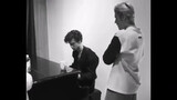 Bieber และ Meng De ร่วมมือกันเล่นเปียโนและร้องเพลงด้วยกัน