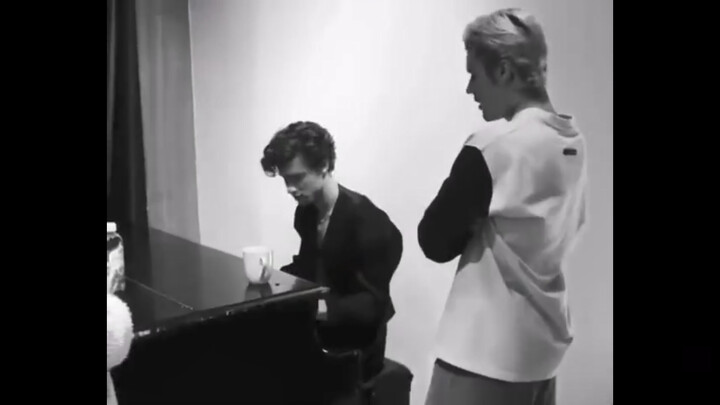 Bieber và Shawn Mendes chơi piano và hát với nhau, Tori Kelly ở bên!